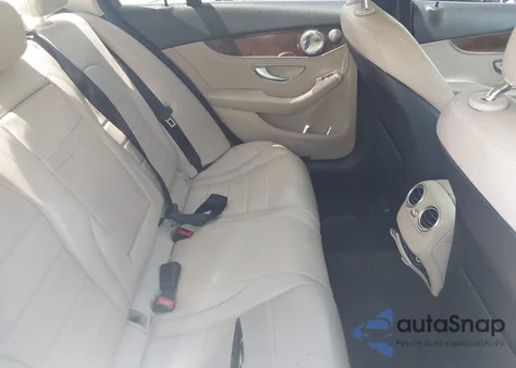 2015 Mercedes-Benz C 300 4Matic/Luxury 4Matic/Sport 4Matic z USA, uszkodzony, nr VIN 55SWF4KB0FU002497